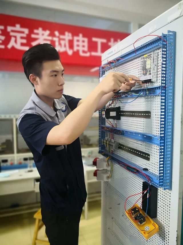 技能培训筑梦想公益义剪暖人心!(图1)