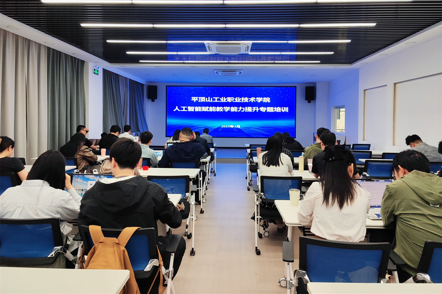 以职业技能培训赋能转型咸宁市多举措助力退役军人就业创业(图1)