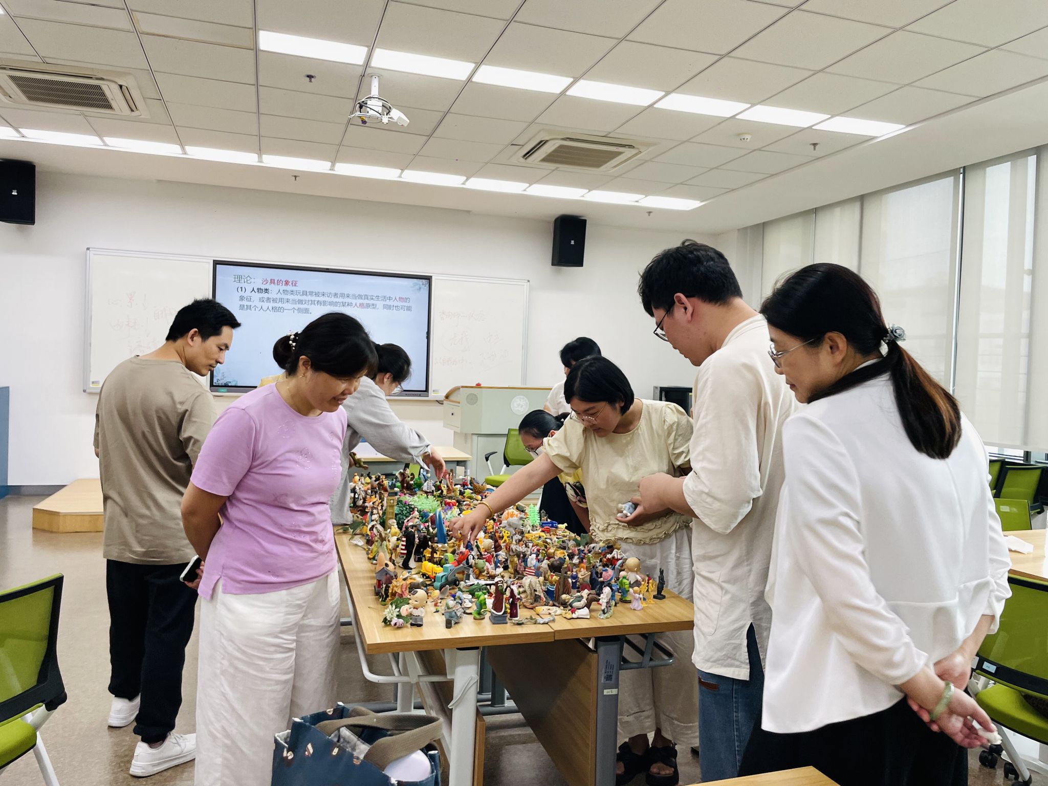 西南证券给予比亚迪“买入”评级需求东风拂面深耕业务多面开花目标价格为1203元(图1)